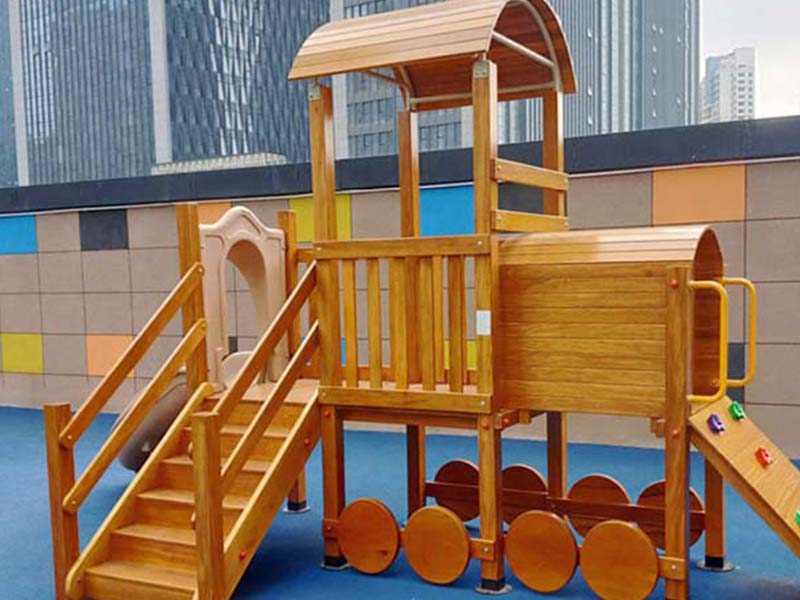 幼儿园木制滑梯