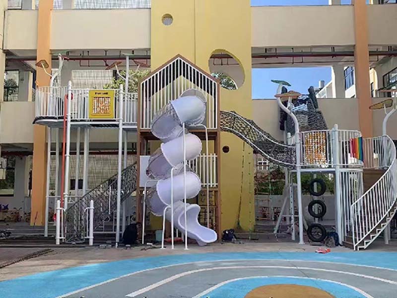 幼儿园户外滑滑梯